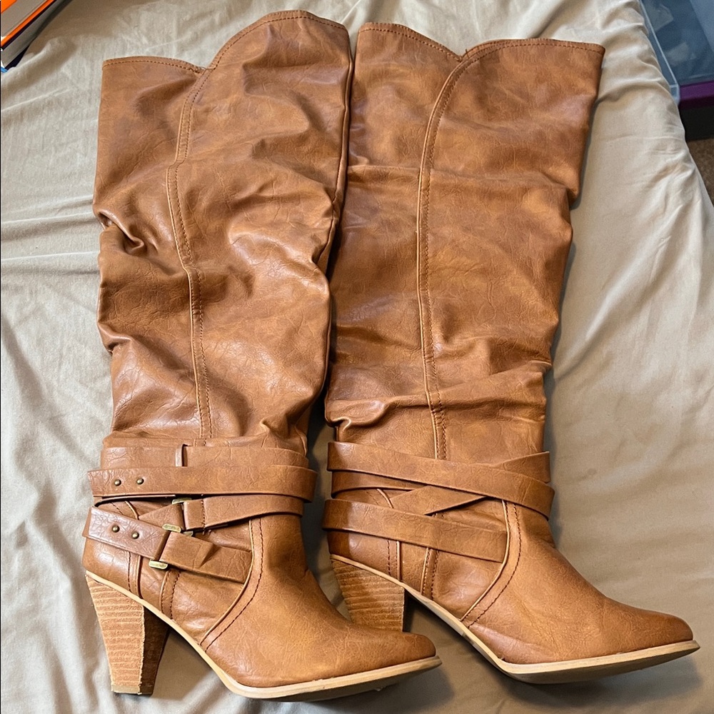 Women's Tan Knee-High Boots Buckle / Not Rated